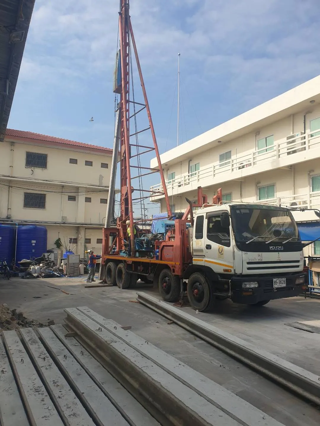 งานตอก ไอ 0.22x0.22x18.00 m. ตอกบนพื้นปูนด้วยรถตอก 12 ล้อยาง
