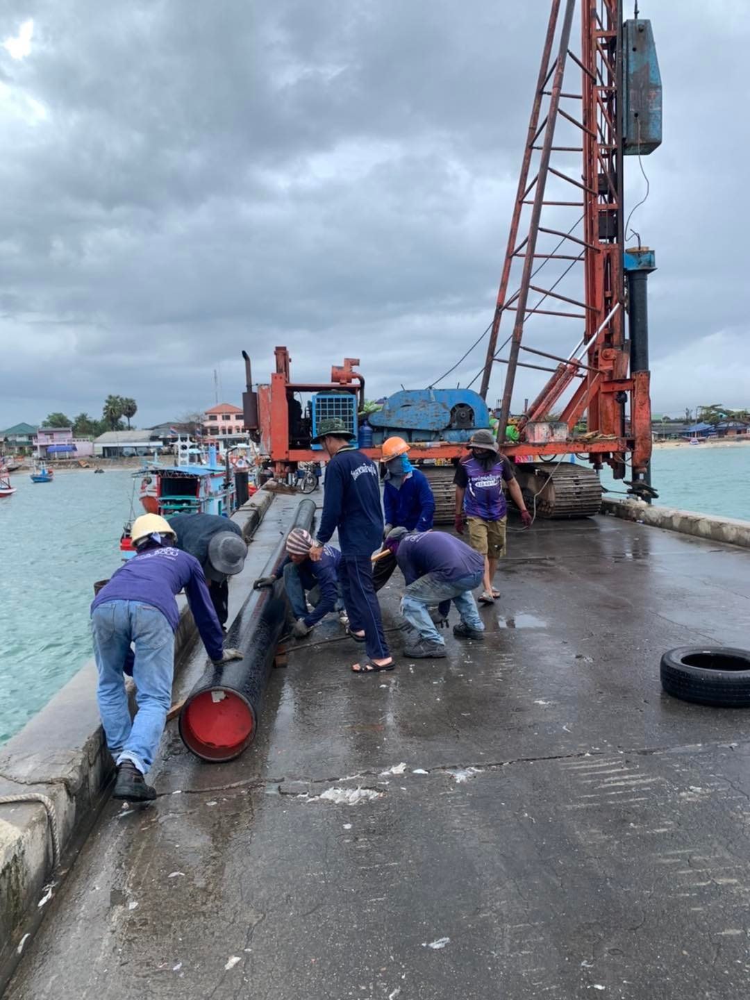 งานตอกเสาเหล็กกันเรือ ที่สะพานปลาอ่าวน้อย ประจวบคีรีขันธ์
